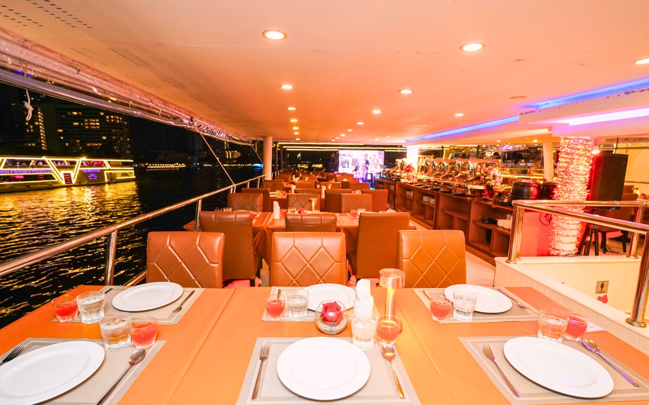 บรรยากาศที่นั่งภายในเรือบุฟเฟ่ต์ Meridian Cruise 2 กว้างขวางมากๆเลย